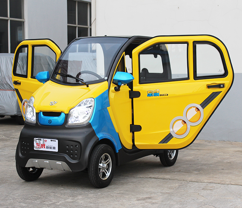 電動(dòng)車(chē)四輪電瓶車(chē)女士代步老年人全封閉東威A8方向盤(pán)三座暖氣低速